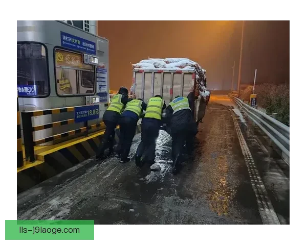 长春亚泰主场遭遇极端降雪紧急启动全场除雪预案保障赛事顺利进行